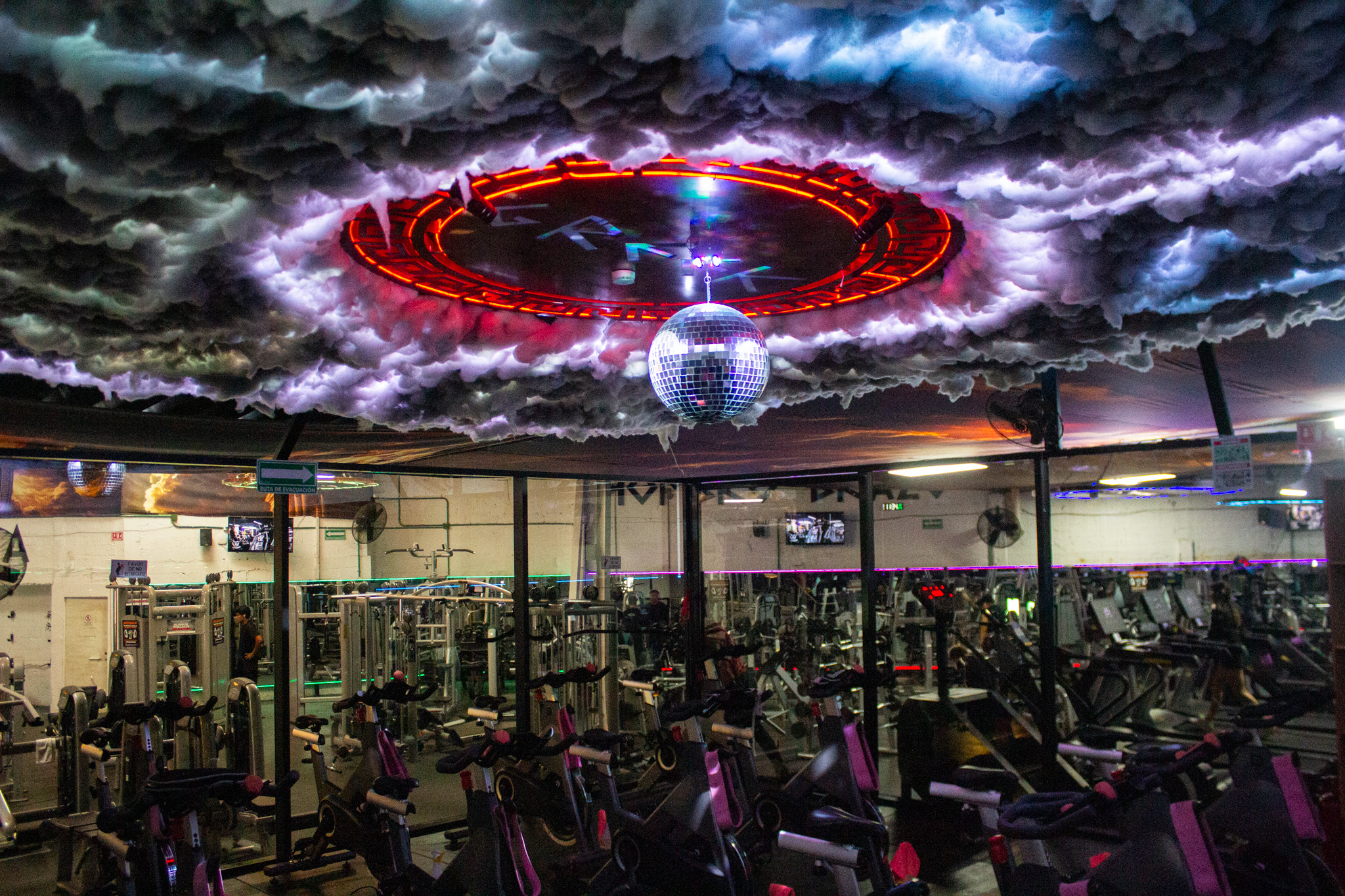 Sala de spinning con techo temático y esfera de espejos — Greek Gym Serdán